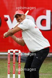 26.03.2009 Melbourne, Australia,  Lewis Hamilton (GBR), McLaren Mercedes, playing cricket  - Formula 1 World Championship, Rd 1, Australian Grand Prix, Thursday