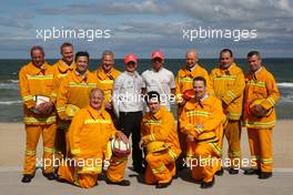 26.03.2009 Melbourne, Australia,  Heikki Kovalainen (FIN), McLaren Mercedes, Lewis Hamilton (GBR), McLaren Mercedes with firemen - Formula 1 World Championship, Rd 1, Australian Grand Prix, Thursday