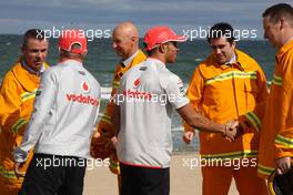 26.03.2009 Melbourne, Australia,  Heikki Kovalainen (FIN), McLaren Mercedes, Lewis Hamilton (GBR), McLaren Mercedes with firemen - Formula 1 World Championship, Rd 1, Australian Grand Prix, Thursday