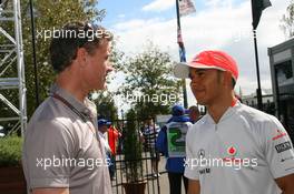 26.03.2009 Melbourne, Australia,  David Coulthard (GBR), Red Bull Racing, Consultant and Lewis Hamilton (GBR), McLaren Mercedes - Formula 1 World Championship, Rd 1, Australian Grand Prix, Thursday