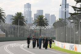 25.03.2009 Melbourne, Australia,  Jenson Button (GBR), Brawn GP and Ross Brawn (GBR) Brawn Grand Prix Team Principal walk the circuit - Formula 1 World Championship, Rd 1, Australian Grand Prix, Wednesday