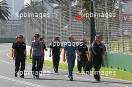 25.03.2009 Melbourne, Australia,  Jenson Button (GBR), Brawn GP and Ross Brawn (GBR) Brawn Grand Prix Team Principal walking the circuit - Formula 1 World Championship, Rd 1, Australian Grand Prix, Wednesday