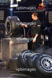 09.03.2009 Barcelona, Spain,  Red Bull Racing mechanic - Formula 1 Testing, Barcelona