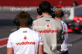 09.03.2009 Barcelona, Spain,  McLaren Mercedes mechanics waiting Force India F1 Team Heikki Kovalainen (FIN), McLaren Mercedes, MP4-24  - Formula 1 Testing, Barcelona