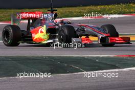 10.03.2009 Barcelona, Spain,  Heikki Kovalainen (FIN), McLaren Mercedes, MP4-24 using oil on the body work to test the aerodinamic - Formula 1 Testing, Barcelona