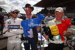 30.08.2009 Francorchamps, Belgium,  Nick Heidfeld (GER), BMW Sauber F1 Team with some cows and milk - Formula 1 World Championship, Rd 12, Belgian Grand Prix, Sunday Pre-Race Grid