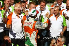30.08.2009 Francorchamps, Belgium,  Force India Team celebration, Giancarlo Fisichella (ITA), Force India F1 Team and Vijay Mallya (IND) Force India F1 Team Owner - Formula 1 World Championship, Rd 12, Belgian Grand Prix, Sunday Podium