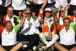 30.08.2009 Francorchamps, Belgium,  Force India Team celebration, Giancarlo Fisichella (ITA), Force India F1 Team and Vijay Mallya (IND) Force India F1 Team Owner - Formula 1 World Championship, Rd 12, Belgian Grand Prix, Sunday Podium