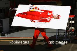 30.08.2009 Francorchamps, Belgium,  A Ferrari mechanic removes a board of Luca Badoer (ITA), Scuderia Ferrari from the pit garage - Formula 1 World Championship, Rd 12, Belgian Grand Prix, Sunday Podium