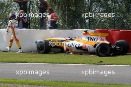 30.08.2009 Francorchamps, Belgium,  Crash, Romain Grosjean (FRA), Renault F1 Team - Formula 1 World Championship, Rd 12, Belgian Grand Prix, Sunday Race