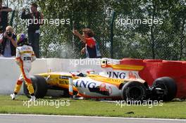 30.08.2009 Francorchamps, Belgium,  Crash, Romain Grosjean (FRA), Renault F1 Team - Formula 1 World Championship, Rd 12, Belgian Grand Prix, Sunday Race