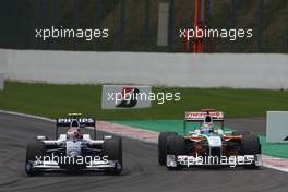 30.08.2009 Francorchamps, Belgium,  Kazuki Nakajima (JPN), Williams F1 Team, FW31 and Adrian Sutil (GER), Force India F1 Team, VJM-02 - Formula 1 World Championship, Rd 12, Belgian Grand Prix, Sunday Race