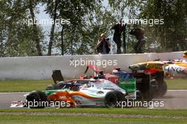 30.08.2009 Francorchamps, Belgium,  Crash, Adrian Sutil (GER), Force India F1 Team, Jaime Alguersuari (ESP), Scuderia Toro Ross, Lewis Hamilton (GBR), McLaren Mercedes, Romain Grosjean (FRA), Renault F1 Team - Formula 1 World Championship, Rd 12, Belgian Grand Prix, Sunday Race