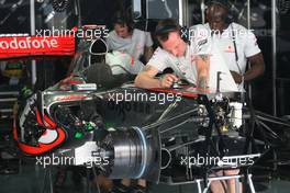 24.04.2009 Manama, Bahrain,  McLaren Mercedes  mechanic - Formula 1 World Championship, Rd 4, Bahrain Grand Prix, Friday Practice