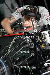 24.04.2009 Manama, Bahrain McLaren Mercedes mechanic - Formula 1 World Championship, Rd 4, Bahrain Grand Prix, Friday Practice