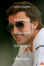 24.04.2009 Manama, Bahrain,  Fernando Alonso (ESP), Renault F1 Team  - Formula 1 World Championship, Rd 4, Bahrain Grand Prix, Friday