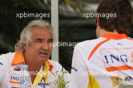 24.04.2009 Manama, Bahrain,  Flavio Briatore (ITA), Renault F1 Team, Team Chief, Managing Director and Fernando Alonso (ESP), Renault F1 Team  - Formula 1 World Championship, Rd 4, Bahrain Grand Prix, Friday