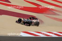 24.04.2009 Manama, Bahrain,  Sébastien Buemi (SUI), Scuderia Toro Rosso, STR4, STR04, STR-04 off the track - Formula 1 World Championship, Rd 4, Bahrain Grand Prix, Friday Practice