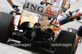24.04.2009 Manama, Bahrain,  Nelson Piquet Jr (BRA), Renault F1 Team,  rear, diffuser, detail - Formula 1 World Championship, Rd 4, Bahrain Grand Prix, Friday Practice
