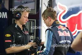 23.04.2009 Manama, Bahrain,  In the garage of Sebastian Vettel (GER), Red Bull Racing / BILD Special - Formula 1 World Championship, Rd 4, Bahrain Grand Prix, Thursday