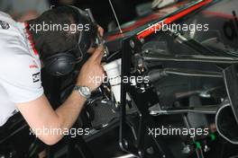 24.04.2009 Manama, Bahrain,  McLaren Mercedes mechanic - Formula 1 World Championship, Rd 4, Bahrain Grand Prix, Friday Practice