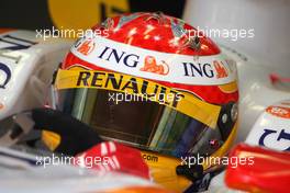 24.04.2009 Manama, Bahrain,  Fernando Alonso (ESP), Renault F1 Team - Formula 1 World Championship, Rd 4, Bahrain Grand Prix, Friday Practice
