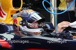 23.04.2009 Manama, Bahrain,  In the garage of Sebastian Vettel (GER), Red Bull Racing / BILD Special - Formula 1 World Championship, Rd 4, Bahrain Grand Prix, Thursday