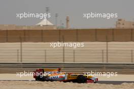 24.04.2009 Manama, Bahrain,  Fernando Alonso (ESP), Renault F1 Team, R29 - Formula 1 World Championship, Rd 4, Bahrain Grand Prix, Friday Practice