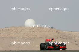 24.04.2009 Manama, Bahrain,  Lewis Hamilton (GBR), McLaren Mercedes  - Formula 1 World Championship, Rd 4, Bahrain Grand Prix, Friday Practice