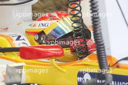 24.04.2009 Manama, Bahrain,  Fernando Alonso (ESP), Renault F1 Team - Formula 1 World Championship, Rd 4, Bahrain Grand Prix, Friday Practice