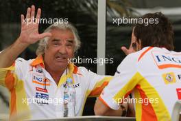 24.04.2009 Manama, Bahrain,  Flavio Briatore (ITA), Renault F1 Team, Team Chief, Managing Director and Fernando Alonso (ESP), Renault F1 Team  - Formula 1 World Championship, Rd 4, Bahrain Grand Prix, Friday