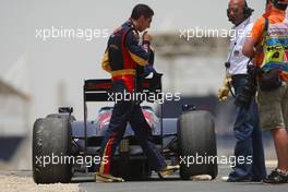 24.04.2009 Manama, Bahrain,  Sébastien Buemi (SUI), Scuderia Toro Rosso, STR4, STR04, STR-04 stopps on track - Formula 1 World Championship, Rd 4, Bahrain Grand Prix, Friday Practice