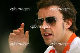 24.04.2009 Manama, Bahrain,  Fernando Alonso (ESP), Renault F1 Team  - Formula 1 World Championship, Rd 4, Bahrain Grand Prix, Friday Practice