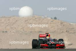 24.04.2009 Manama, Bahrain,  Lewis Hamilton (GBR), McLaren Mercedes  - Formula 1 World Championship, Rd 4, Bahrain Grand Prix, Friday Practice