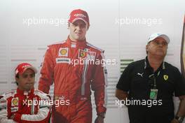 24.04.2009 Manama, Bahrain,  Felipe Massa (BRA), Scuderia Ferrari and his father Luis Antonio Massa (BRA) - Formula 1 World Championship, Rd 4, Bahrain Grand Prix, Friday Practice