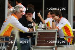24.04.2009 Manama, Bahrain,  Flavio Briatore (ITA), Renault F1 Team, Team Chief, Managing Director and Fernando Alonso (ESP), Renault F1 Team - Formula 1 World Championship, Rd 4, Bahrain Grand Prix, Friday