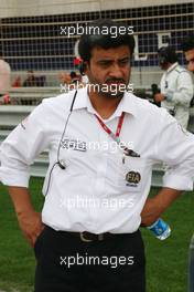 26.04.2009 Manama, Bahrain,  Abdul Aziz al Thawadi, Dpty Cleark of Course, watching the track imporvements  - Formula 1 World Championship, Rd 4, Bahrain Grand Prix, Sunday Pre-Race Grid
