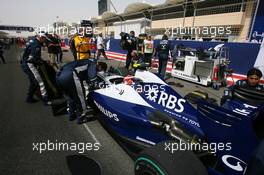 26.04.2009 Manama, Bahrain,  Kazuki Nakajima (JPN), Williams F1 Team, FW31 - Formula 1 World Championship, Rd 4, Bahrain Grand Prix, Sunday Pre-Race Grid