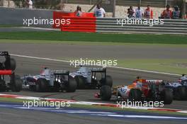 26.04.2009 Manama, Bahrain,  Start, Robert Kubica (POL), BMW Sauber F1 Team, F1.09 and Nelson Piquet Jr (BRA), Renault F1 Team, R29 - Formula 1 World Championship, Rd 4, Bahrain Grand Prix, Sunday Pre-Race Grid