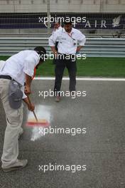26.04.2009 Manama, Bahrain,  Improvments on the track - Formula 1 World Championship, Rd 4, Bahrain Grand Prix, Sunday Pre-Race Grid