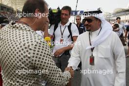 26.04.2009 Manama, Bahrain,  Kai Ebel (GER), TV and Mohammed bin Sulayem - Formula 1 World Championship, Rd 4, Bahrain Grand Prix, Sunday Pre-Race Grid