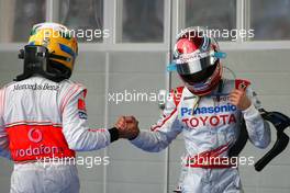 26.04.2009 Manama, Bahrain,  Lewis Hamilton (GBR), McLaren Mercedes and Jarno Trulli (ITA), Toyota F1 Team  - Formula 1 World Championship, Rd 4, Bahrain Grand Prix, Sunday Podium