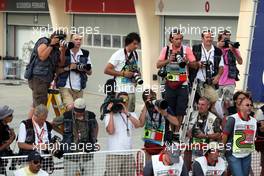 26.04.2009 Manama, Bahrain,  photographers shoot the podium ceremony - Formula 1 World Championship, Rd 4, Bahrain Grand Prix, Sunday Podium