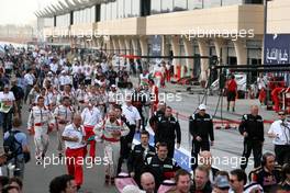 26.04.2009 Manama, Bahrain,  mechanics run to the podium ceremony - Formula 1 World Championship, Rd 4, Bahrain Grand Prix, Sunday Podium