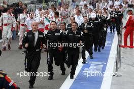 26.04.2009 Manama, Bahrain,  Brawn mechanics run down to watch the podium - Formula 1 World Championship, Rd 4, Bahrain Grand Prix, Sunday Podium