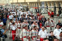 26.04.2009 Manama, Bahrain,  mechanics run to the podium ceremony - Formula 1 World Championship, Rd 4, Bahrain Grand Prix, Sunday Podium