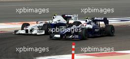26.04.2009 Manama, Bahrain,  Kazuki Nakajima (JPN), Williams F1 Team overtakes Nick Heidfeld (GER), BMW Sauber F1 Team - Formula 1 World Championship, Rd 4, Bahrain Grand Prix, Sunday Race