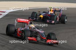 26.04.2009 Manama, Bahrain,  Lewis Hamilton (GBR), McLaren Mercedes, MP4-24 and Sebastian Vettel (GER), Red Bull Racing, RB5 - Formula 1 World Championship, Rd 4, Bahrain Grand Prix, Sunday Race