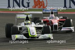 26.04.2009 Manama, Bahrain,  Rubens Barrichello (BRA), Brawn GP and Jarno Trulli (ITA), Toyota F1 Team  - Formula 1 World Championship, Rd 4, Bahrain Grand Prix, Sunday Race