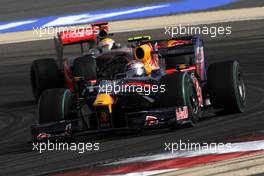26.04.2009 Manama, Bahrain,  Sebastian Vettel (GER), Red Bull Racing leads Lewis Hamilton (GBR), McLaren Mercedes - Formula 1 World Championship, Rd 4, Bahrain Grand Prix, Sunday Race